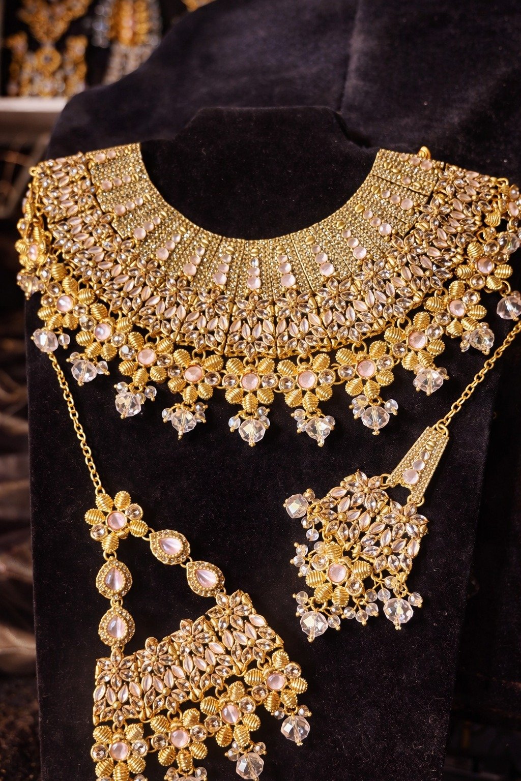 Pure Hyderabadi Golden Bridal Set - Image 4